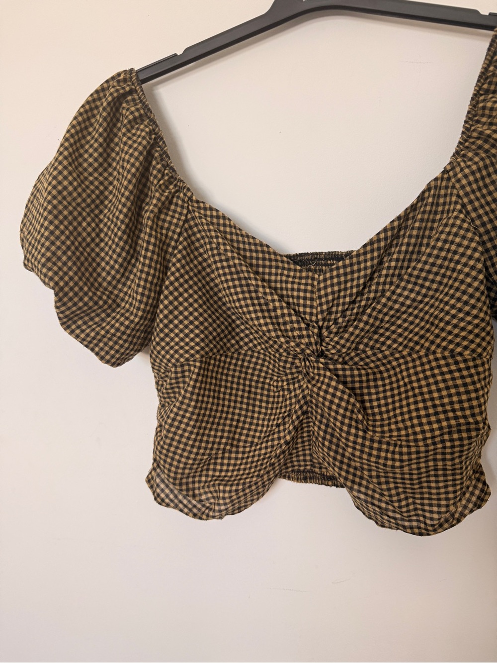 Rabbit-Rose Gingham Twist-Front Puff Sleeve Crop Top in Brown/Black